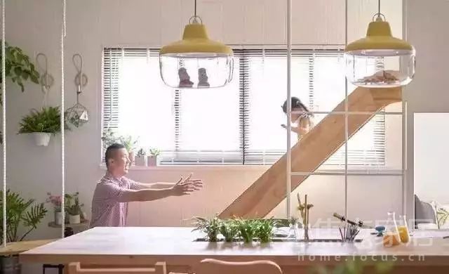在高雄一个三口之家,将自家的客厅改造成给女儿的大乐园,沙发