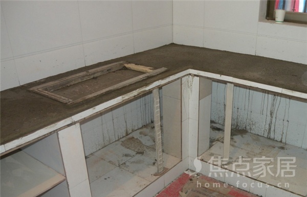 所谓砖砌橱柜,以瓷砖,红砖,沙,水泥等材料代替传统板材搭建柜体,以