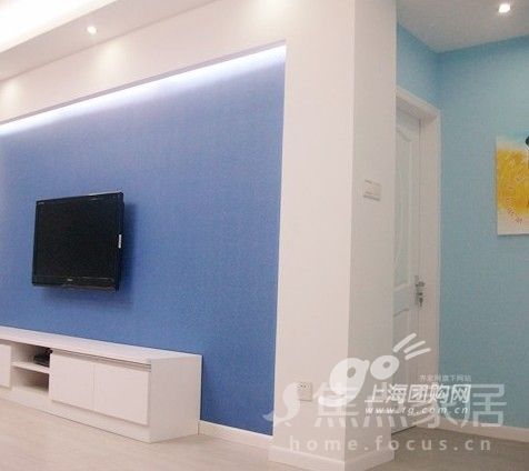 品牌店铺:木臣一品地板   深蓝色的背景墙,白色的电视柜