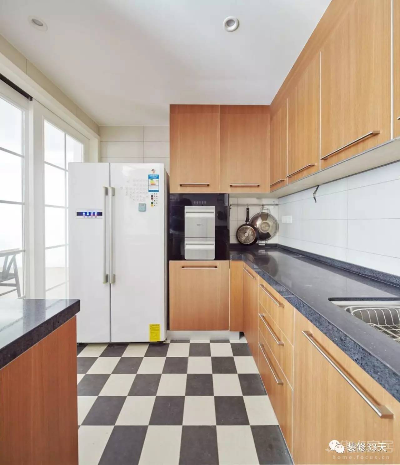 如果冰箱在厨房的话一般就会考虑橱柜设计整体化