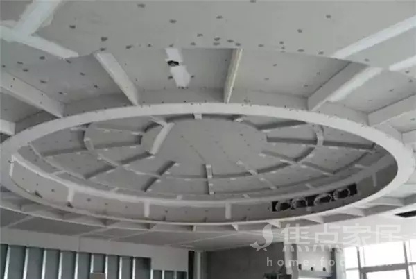 今天就和 福窝定制小编一起看看常见的卫生间装修吊顶做法和业主问到