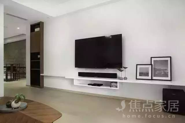 电视背景墙以线条的形式代替传统电视柜,墙面尽头的木质边柜增加了